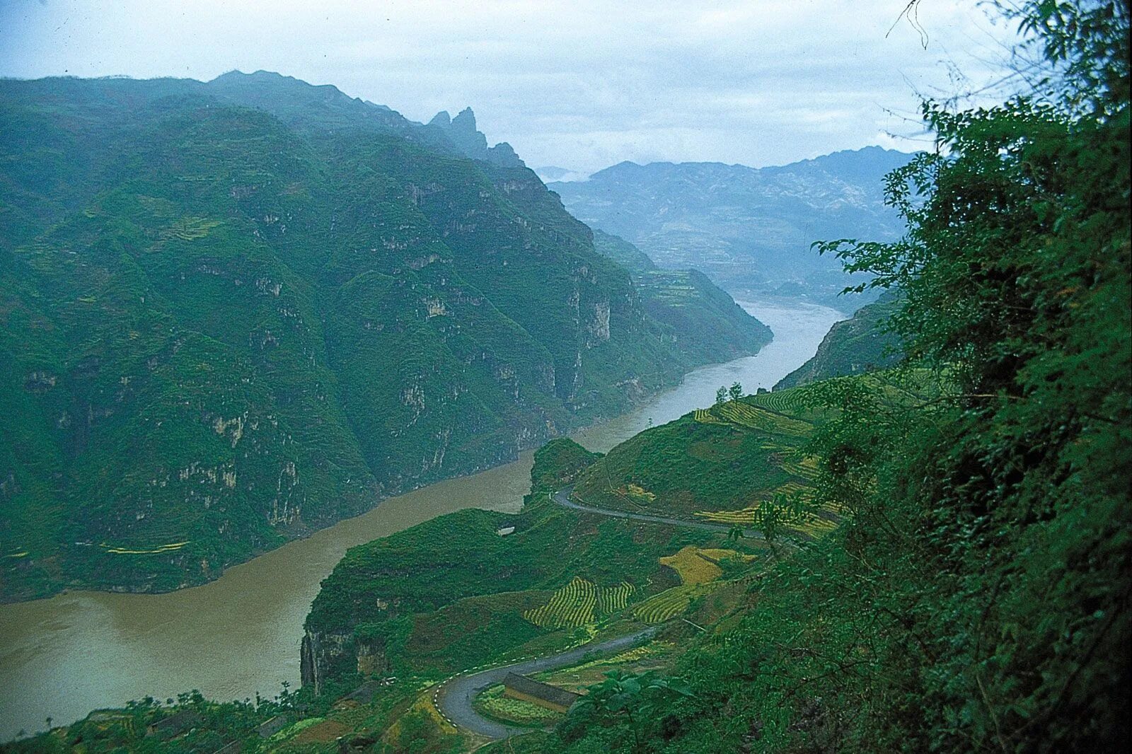 Реки китая фото Yangtze River summary Britannica