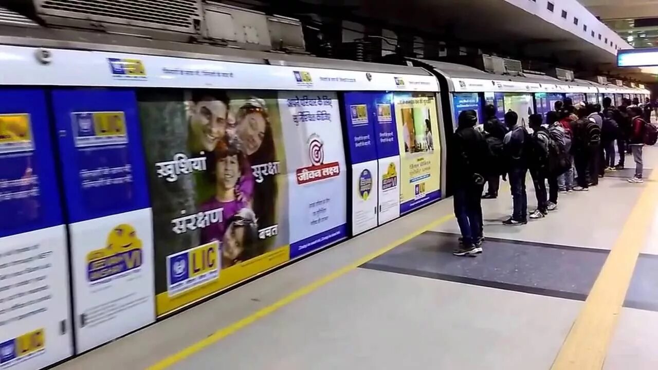 Реклама метро фото Symbroj Media : Delhi Metro Train Branding of LIC of India (Metro Wrap) - YouTub