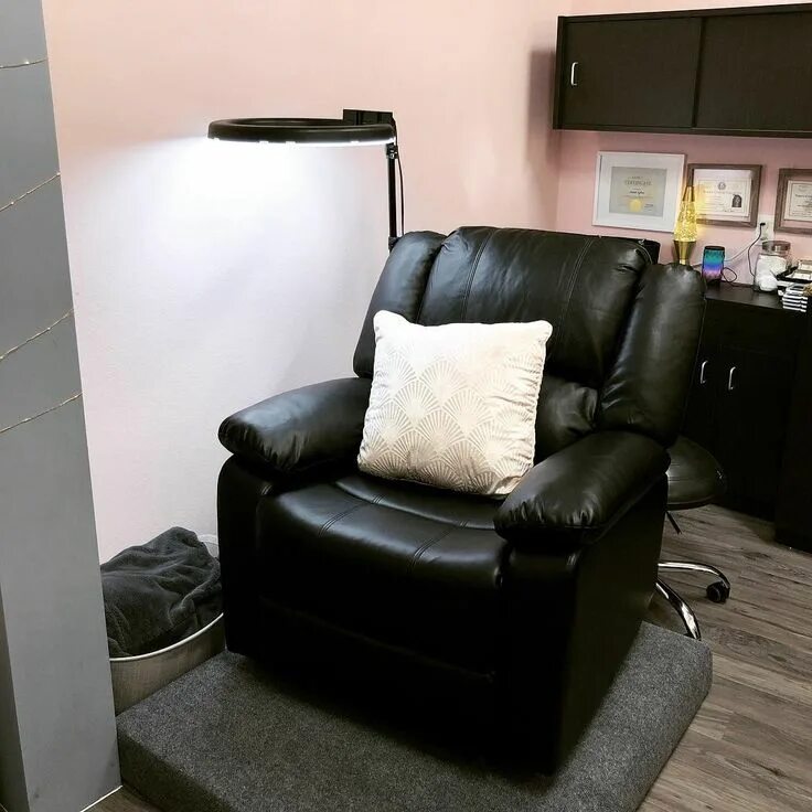 Реклайнер для наращивания ресниц фото Lash recliner at Cocoa Lash in Austin, TX Esthetics room, Beauty room decor, Bea