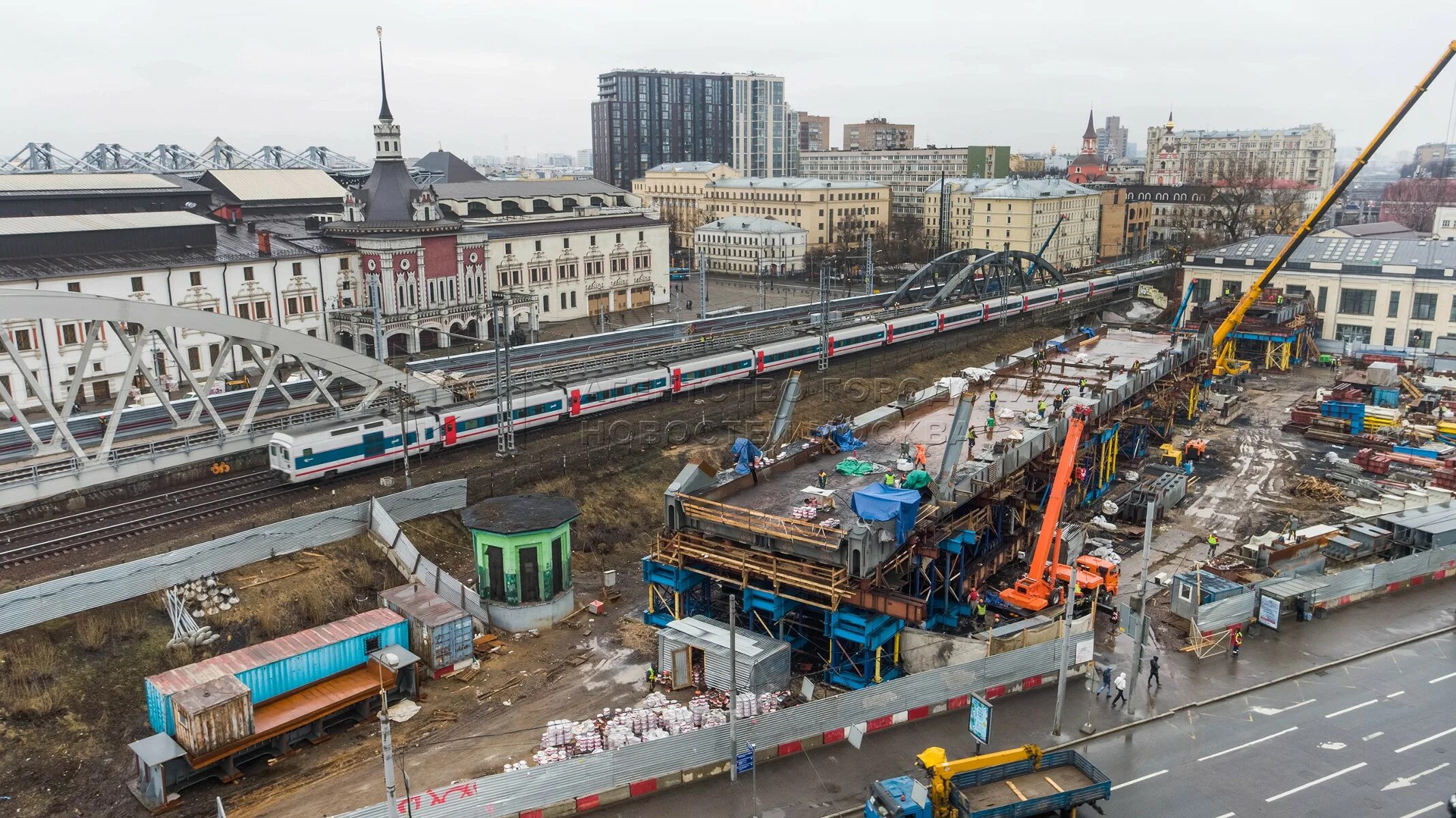 Закрывается Курский вокзал в Москве. Магазины уже закрыты, а помещения опечатаны