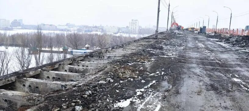 Реконструкция омск фото В Омске на Ленинградском мосту разобрали перила, тротуар и пешеходные плиты Ново