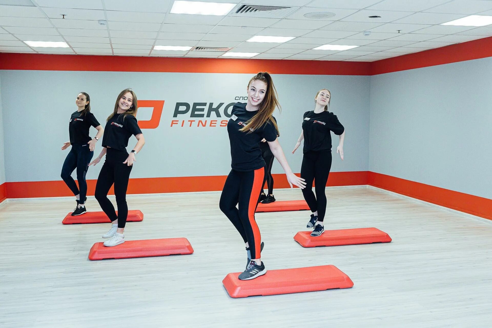 Рекорд fitness просп ленинского комсомола 34 фото Рекорд Fitness, спорт-клуб на Дворцовой улице - отзывы, цены, информация о специ