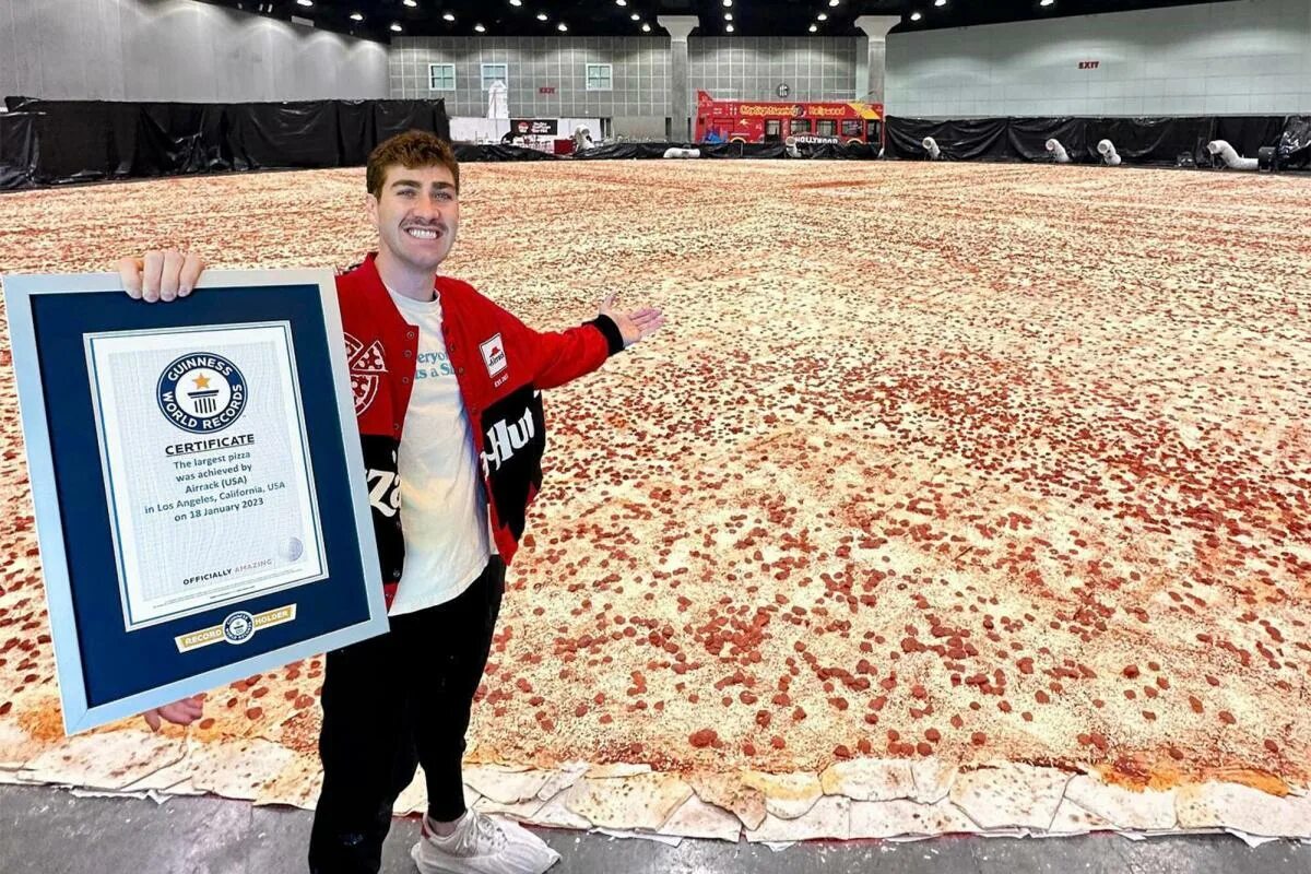 Рекорды гиннесса в мире фото Pizza Hut Breaks Guinness World Record for Biggest-Ever Pie With Help From YouTu