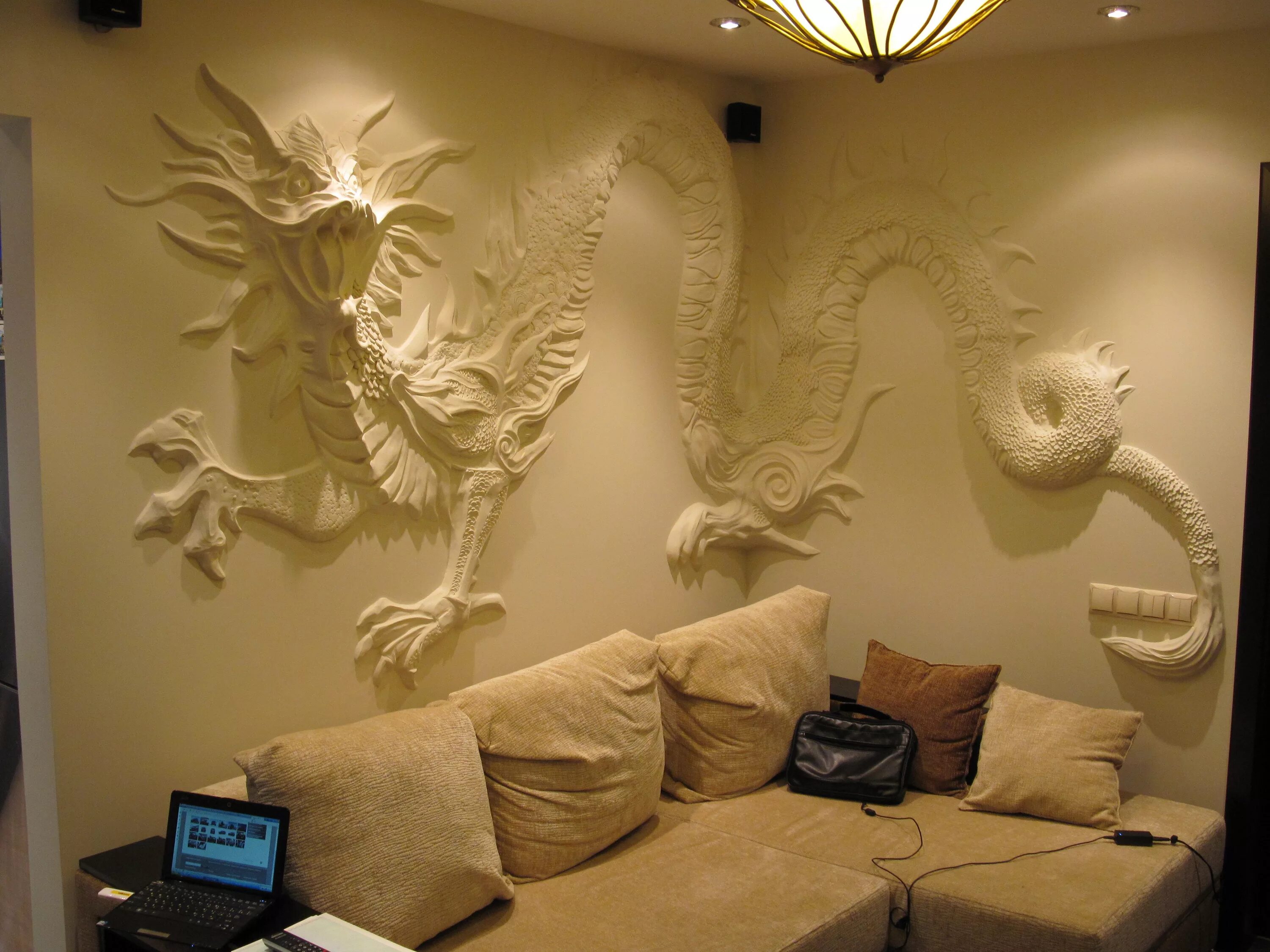 Рельефный декор на стене "Дракон " гипс. 2010 Автор: Родионов Антон Plaster wall art, Wall murals painted