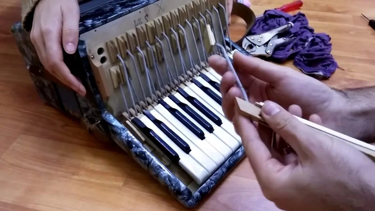 Ремонт баяна своими DIY Accordion Repair (Stuck Key) - YouTube