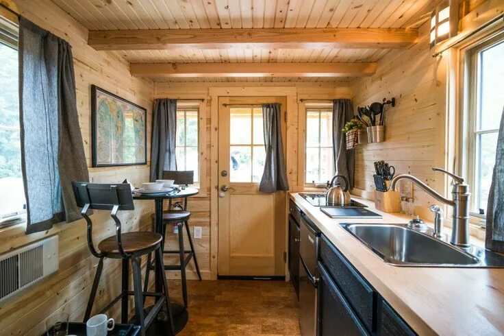 Ремонт дачных домов фото Take a Tour Around This Tiny House Village Tiny house nation, Tiny house village