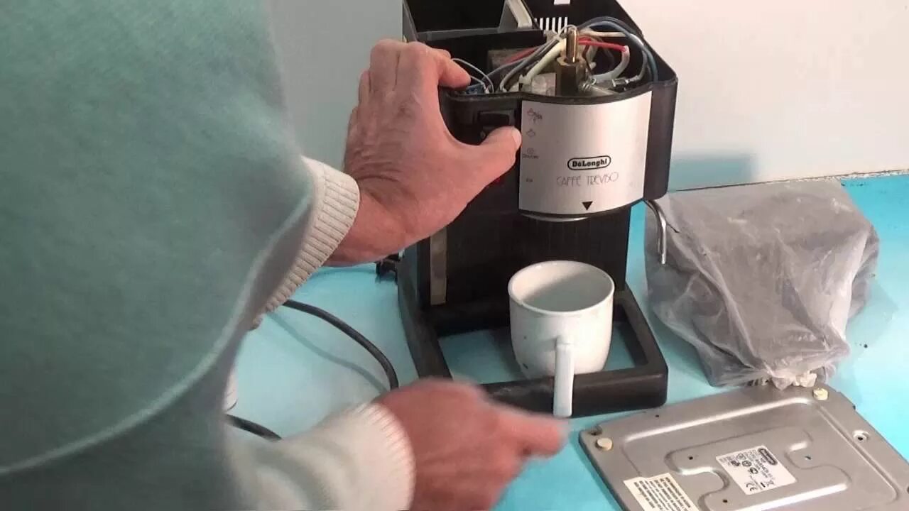 Ремонт делонги своими руками Ремонт кофеварки Delonghi Caffe Treviso не дает воды - YouTube