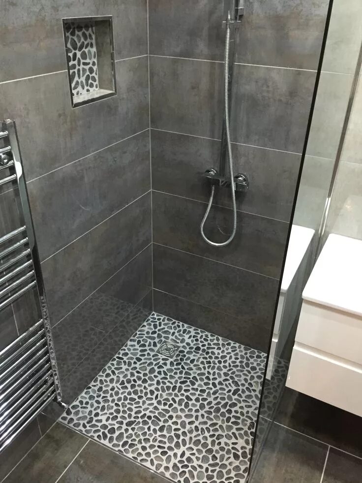 Ремонт душевой своими руками Great inspiration for a wetroom This pebble floor is amazing. Small shower remod