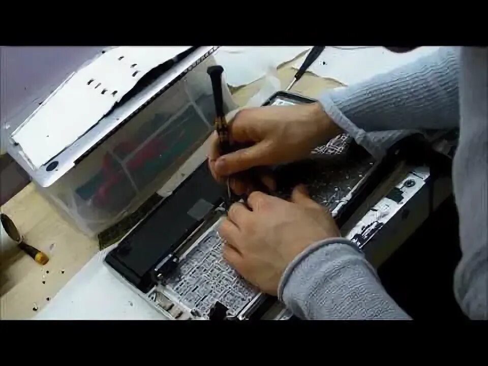 Ремонт экрана своими руками ▶ Unibody Macbook Pro Keyboard Replacement - Liquid Spill Damage Repair by Rossm