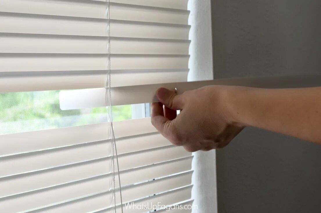 Ремонт горизонтальных жалюзи своими How to Fix the Mini Blinds Your Kids Destroyed Blind repair, Mini blinds, How to