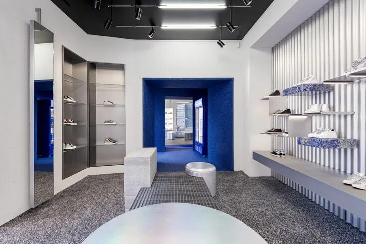 Ремонт интерьер магазина Piuarch designs an innovative sneakers store in Milan Floornature Shop interior 