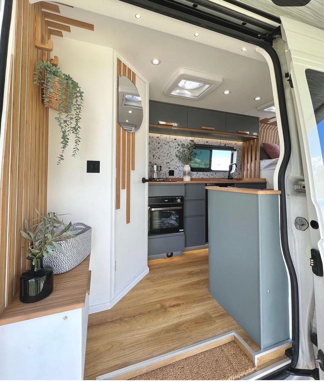 Ремонт интерьера автодома Pin op Motorhome in 2024 Camper interieur, Camperleven, Camper busjes