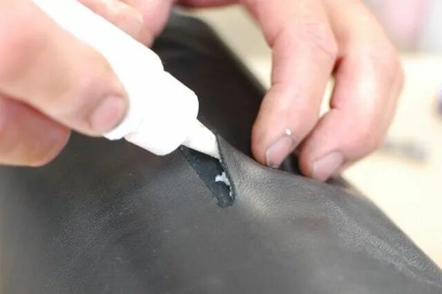 Ремонт кожзама своими руками How to Repair Torn Leather Upholstery eHow Leather couch repair, Leather repair,