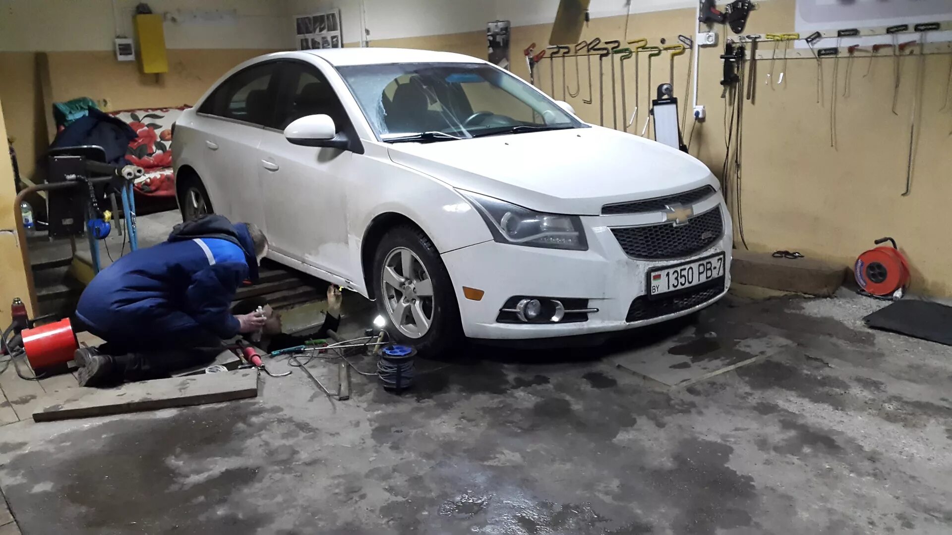 Ремонт круза своими руками #33/Вытягивание мятого порога - Chevrolet Cruze (1G), 1,4 л, 2012 года кузовной 