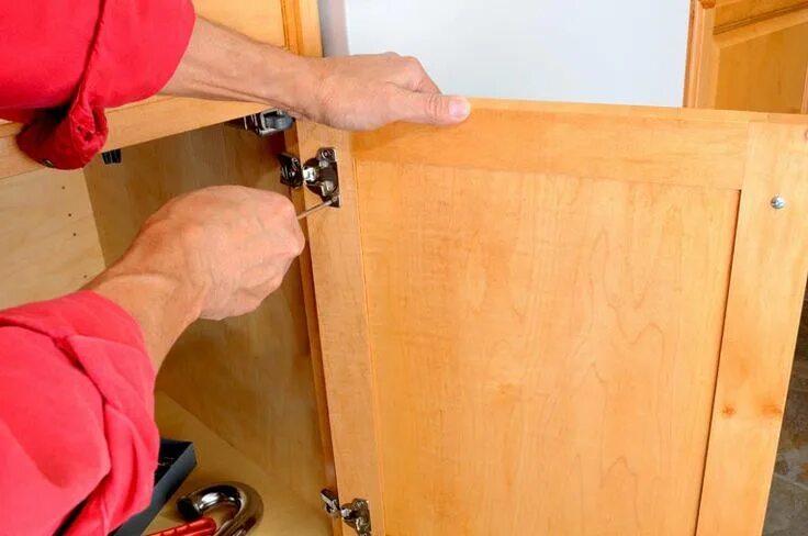 Ремонт кухонных шкафов своими руками How to Repair Cabinets HomeTips Diy cabinet refacing, Kitchen cabinet doors, Diy