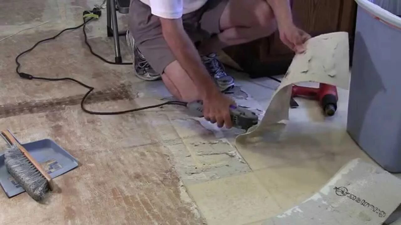 Ремонт линолеума с дырой своими Removal of Armstrong linoleum w/ clean removal of all adhesive - YouTube