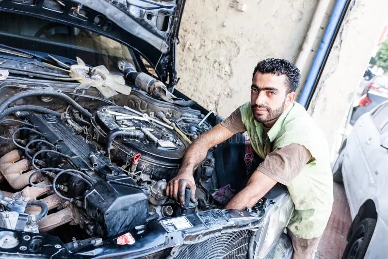 Ремонт машины своими руками видео Mechanic Repairs Engine of an Old Car. Editorial Photo - Image of inspection, au