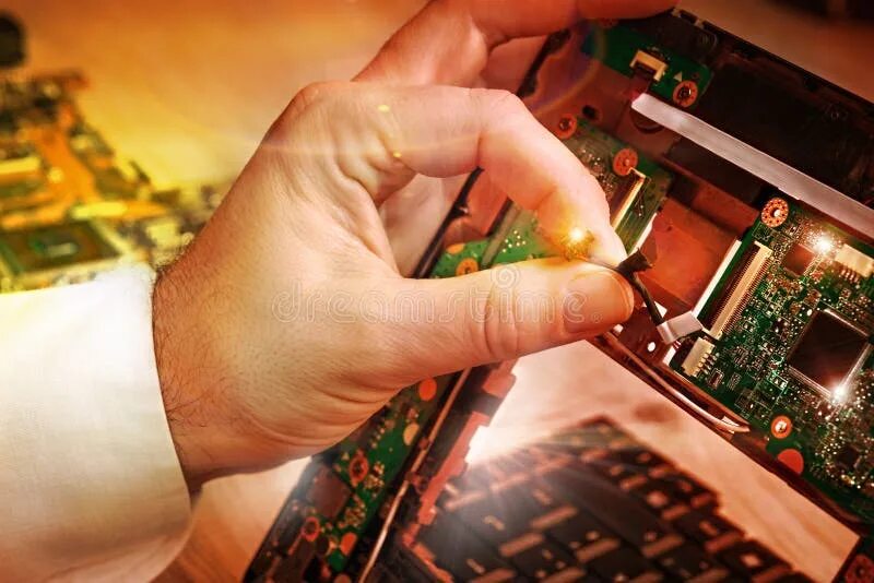 Ремонт материнской платы своими руками Tech Fixes Laptop Motherboard in Service Center Stock Image - Image of chip, han