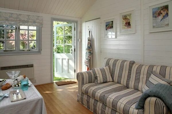 Ремонт на даче недорого фото Small beach house Cottage interior, Beach house decor bedroom, Cottage interiors