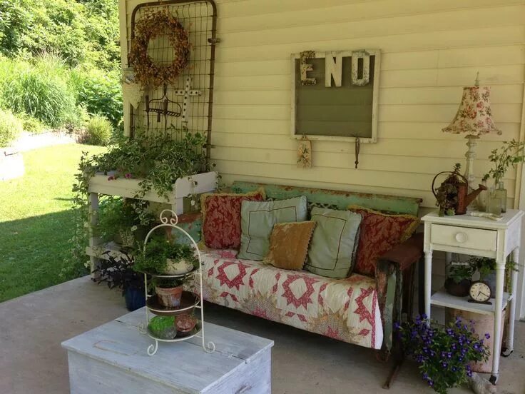 Ремонт на даче своими руками Love the repurposed bed frame as a backdrop. Shabby chic porch, Shabby cottage s