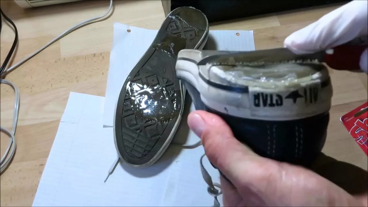 Ремонт подошвы обуви своими How To: Glue your shoes - YouTube