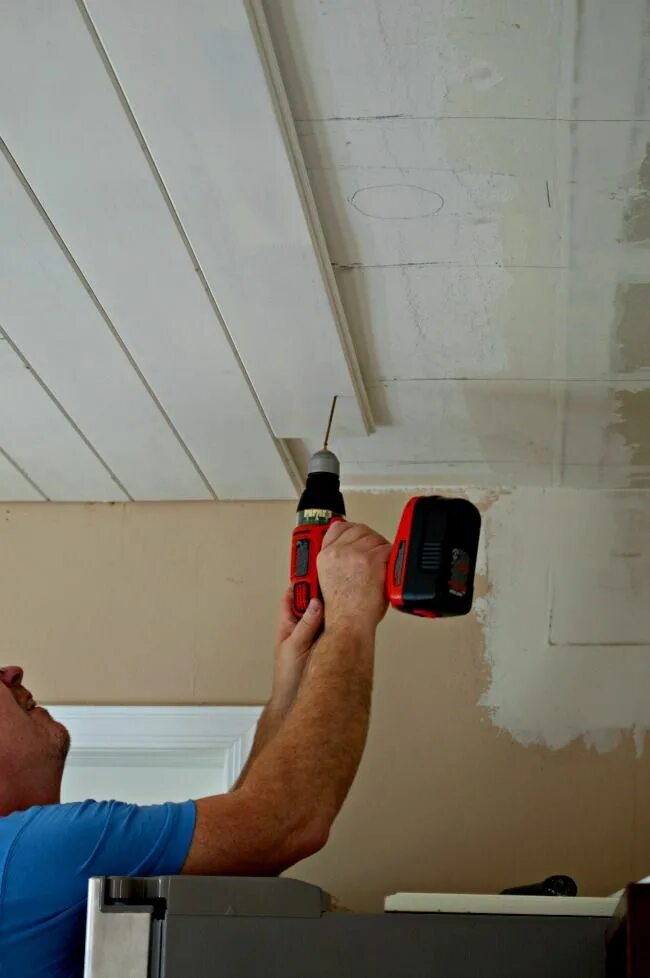 Ремонт потолка в квартире своими Kitchen Plank Ceiling - CHATFIELD COURT White kitchen renovation, Tongue and gro