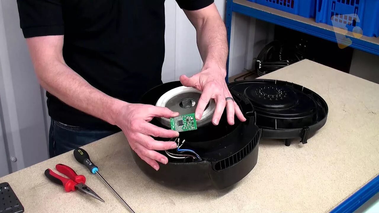 Ремонт робота пылесоса своими руками How to Replace the PCB on a Henry Vacuum Cleaner - YouTube