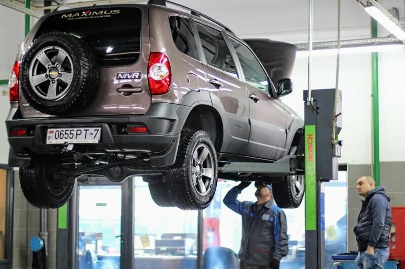 Ремонт шевроле нива своими руками видео Chevrolet Niva на подъемнике. "Основная беда - в качестве сборки. А после 100 км