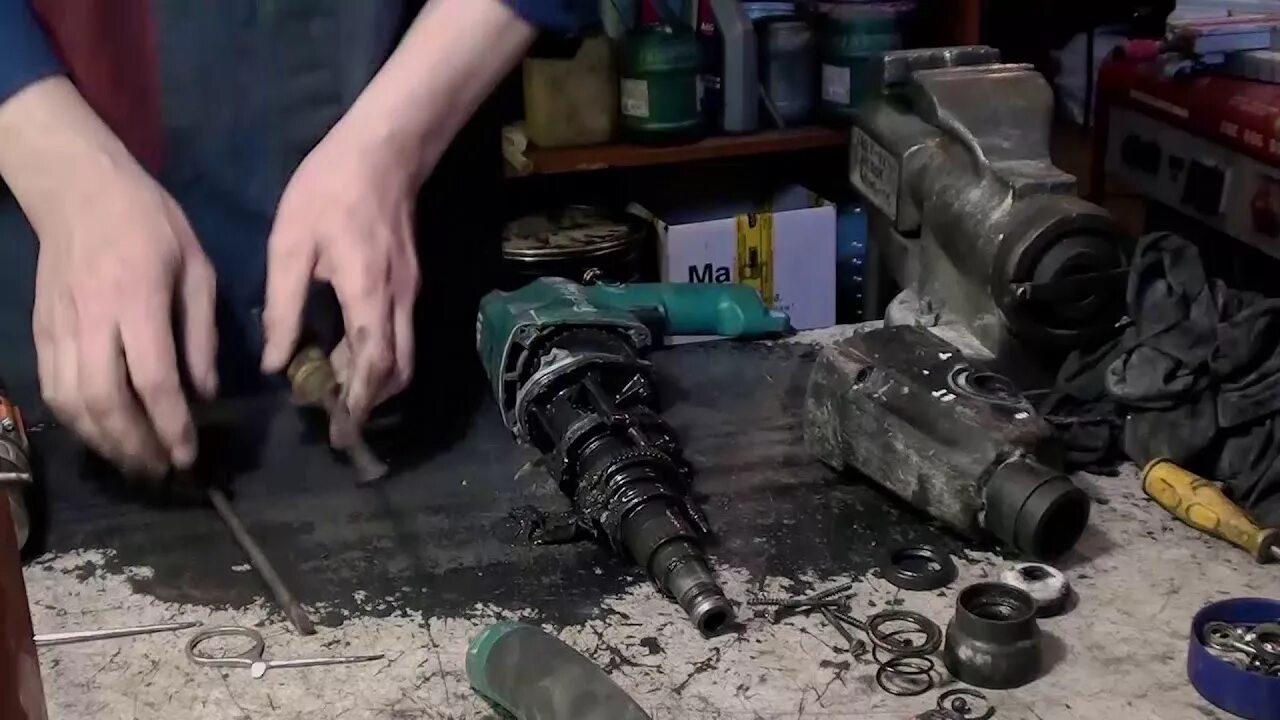 Ремонт своими руками течет Makita HR 2450 брызгает смазкой - YouTube