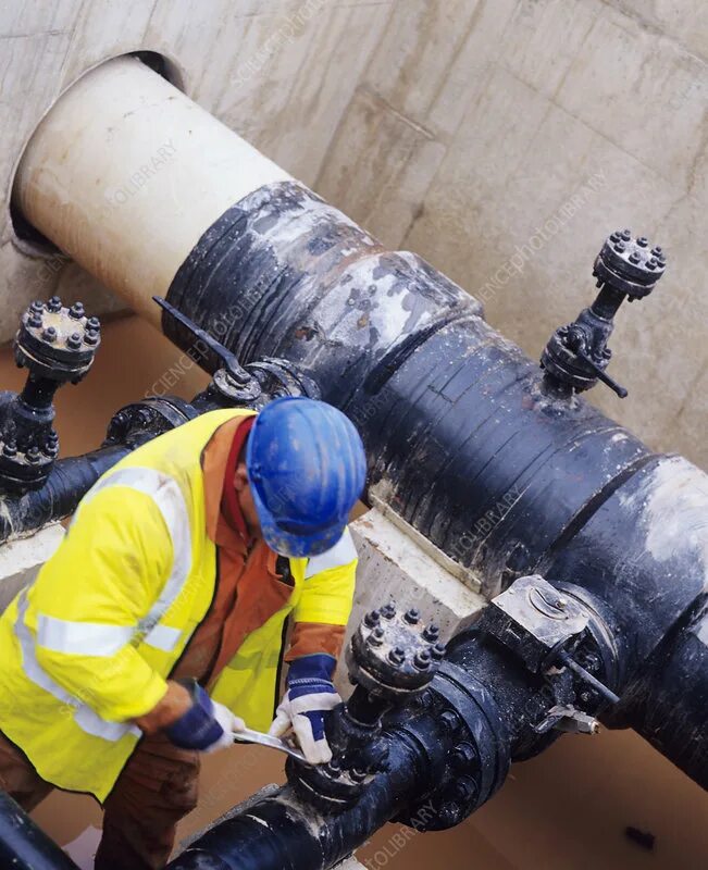 Ремонт труб фото Repairing gas pipeline - Stock Image - T105/0098 - Science Photo Library