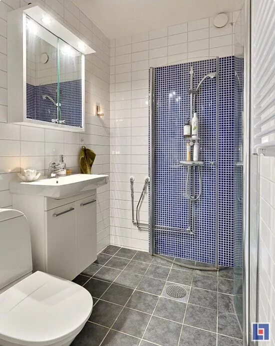 Ремонт в душевой комнате фото Reader’s home - a tiny Swedish apartment Apartment bathroom design, Simple small