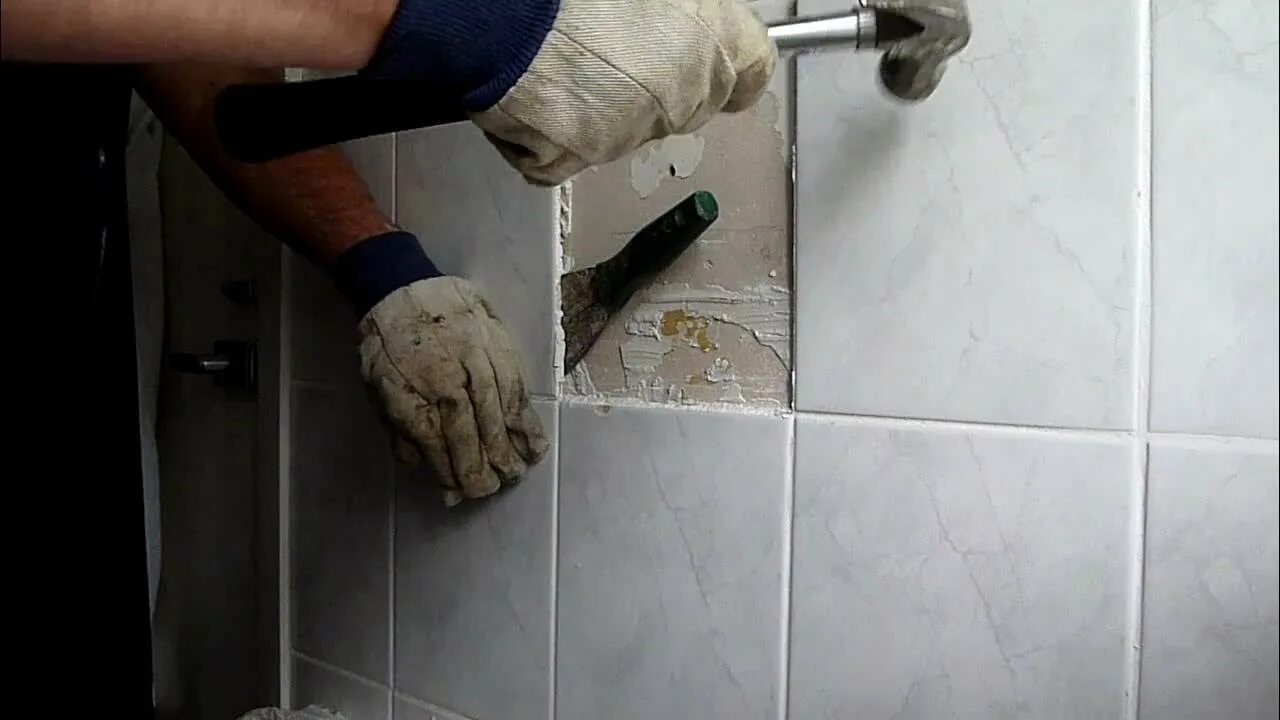 Ремонт ванной плиткой своими руками removing bathroom tiles - YouTube