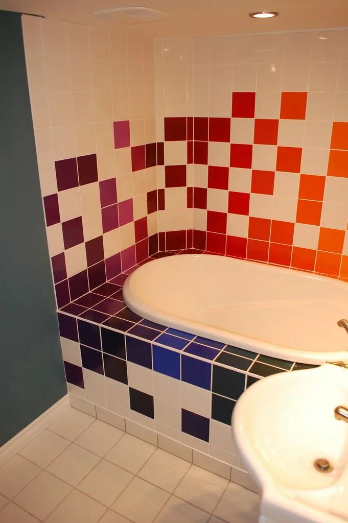 Ремонт ванной плиткой своими руками Rainbow Tiled Bathroom Rainbow tile, Tile bathroom, Rainbow bathroom