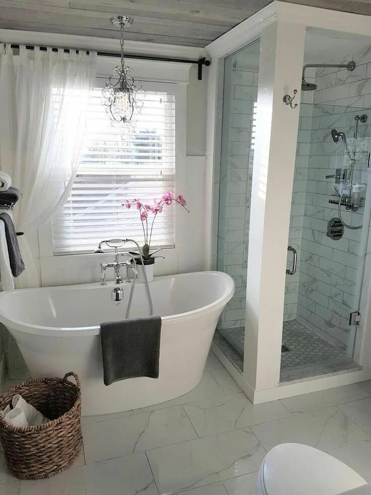 Ремонт ванны ванной комнаты своими руками Designers Rely on This Trick to Make a Small Bathroom Feel Bigger Bathroom inter