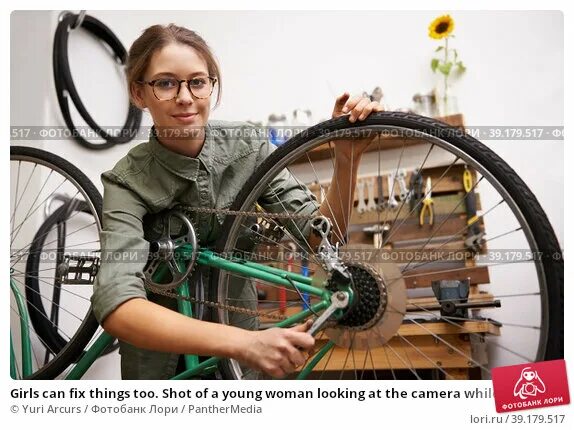 Ремонт велосипеда своими руками Girls can fix things too. Shot of a young woman looking at the camera while fixi