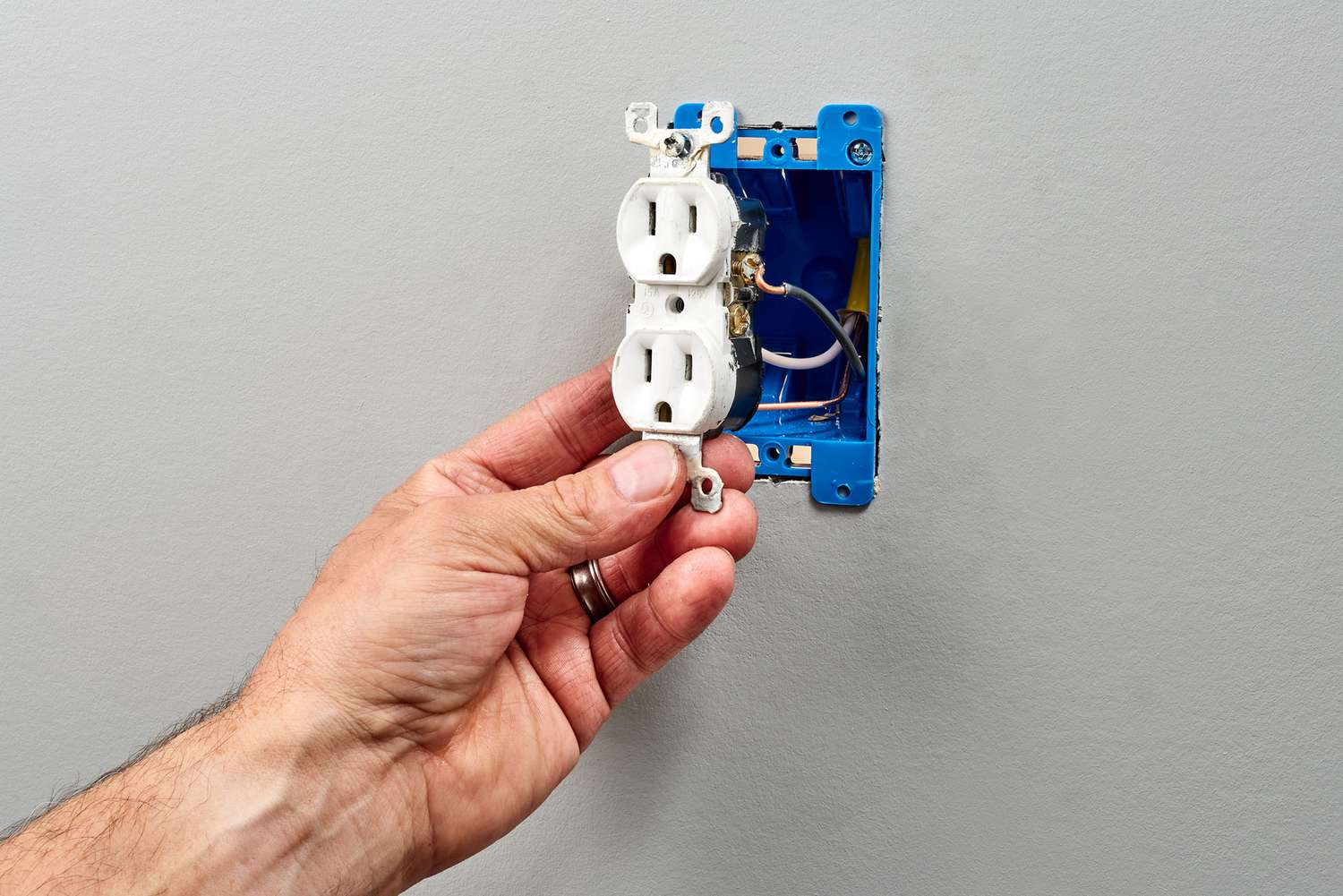 Ремонт выключателей своими руками How to Fix an Electrical Outlet by Yourself