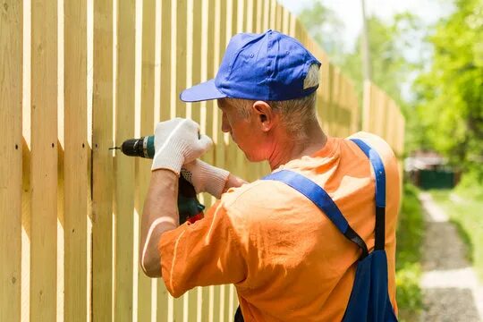 Ремонт забора своими руками Fence Installation Изображения: просматривайте стоковые фотографии, векторные из