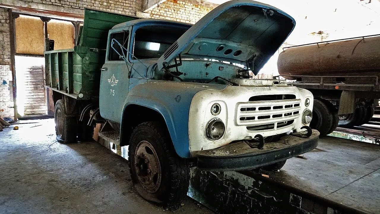 Ремонт зил 130 своими руками Russian ZIL-130 trucks left in abandoned workshops - YouTube