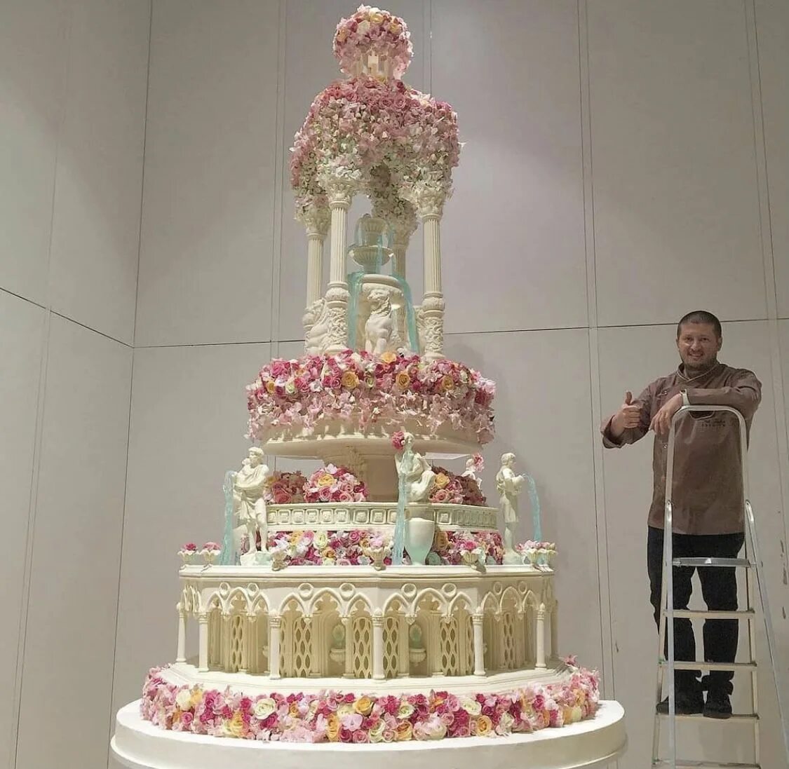 Ренат торты фото Giant Floral Fountain Cake Extravagant wedding cakes, Christmas themed cake, Fou