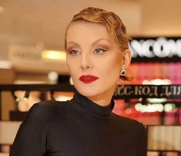 Рената литвинова фото сейчас Penata Litvinova returned to Russia a year after moving to Paris. The actress sa