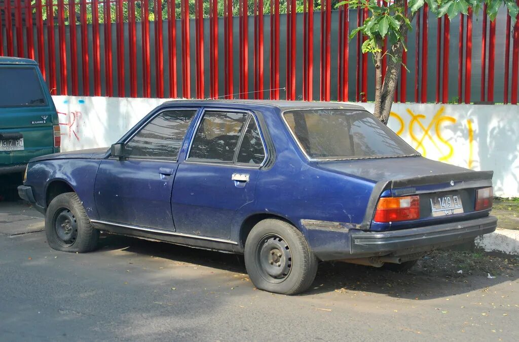 Рено 18 фото Renault 18 TL Abandoned Renault 18 saloon near Telkom Keba. Flickr