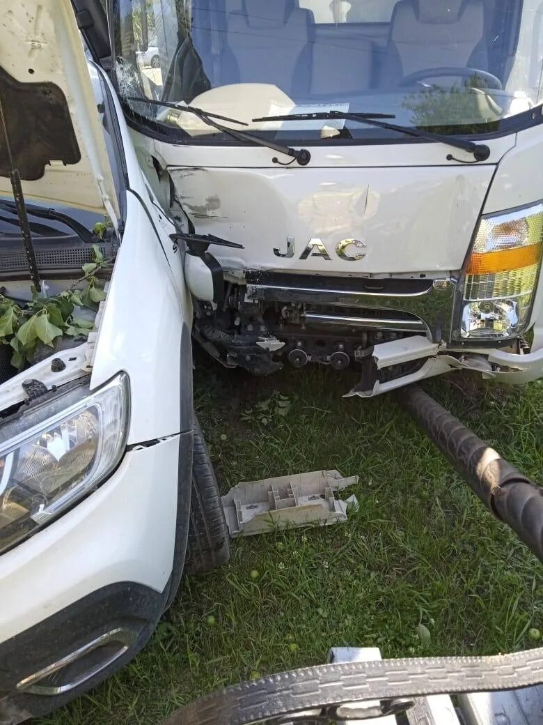 Рено авария фото В Башкирии при лобовом столкновении грузовика и Renault Logan пострадали оба вод