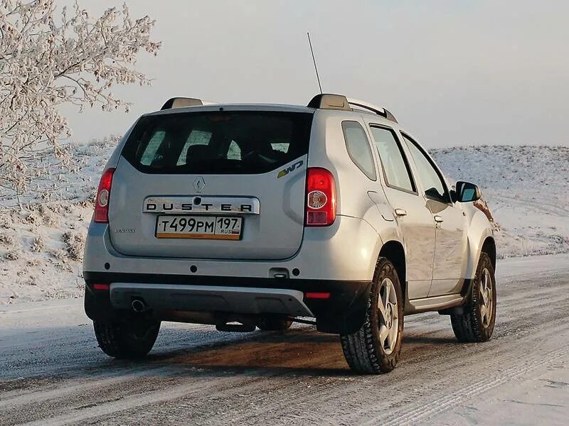 Рено дастер фото сзади Фото Renault Duster (2010 - 2015) поколение I - Багажник объемом 408 л неглубок 