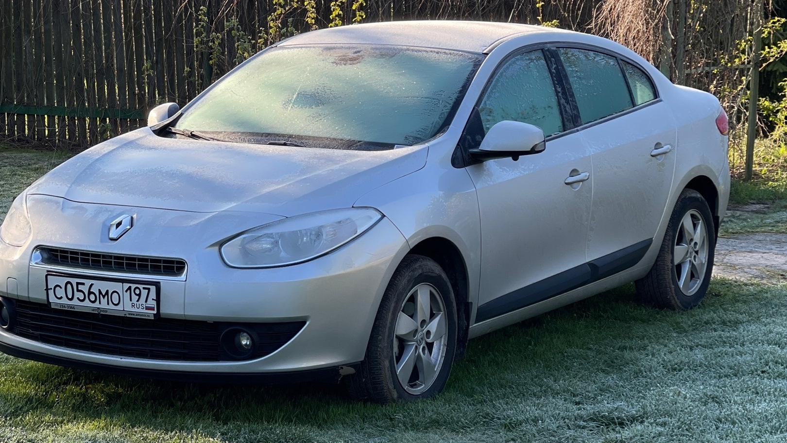 Купить б/у Renault Fluence I 1.6 MT (110 л.с.) бензин механика в Москве: серый Р