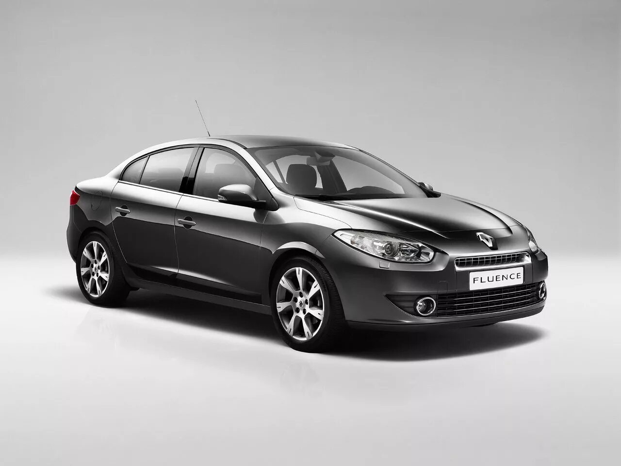 Рено флюенс фото Сравнение Renault Fluence Z.E. и Lada (ВАЗ) Kalina по характеристикам, стоимости