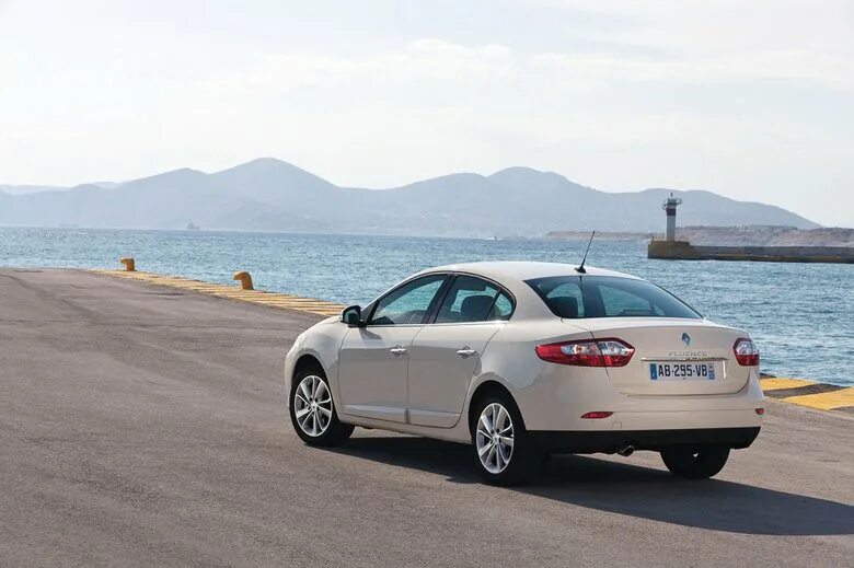 Рено флюенс фото сзади Renault Fluence: мечта таксиста