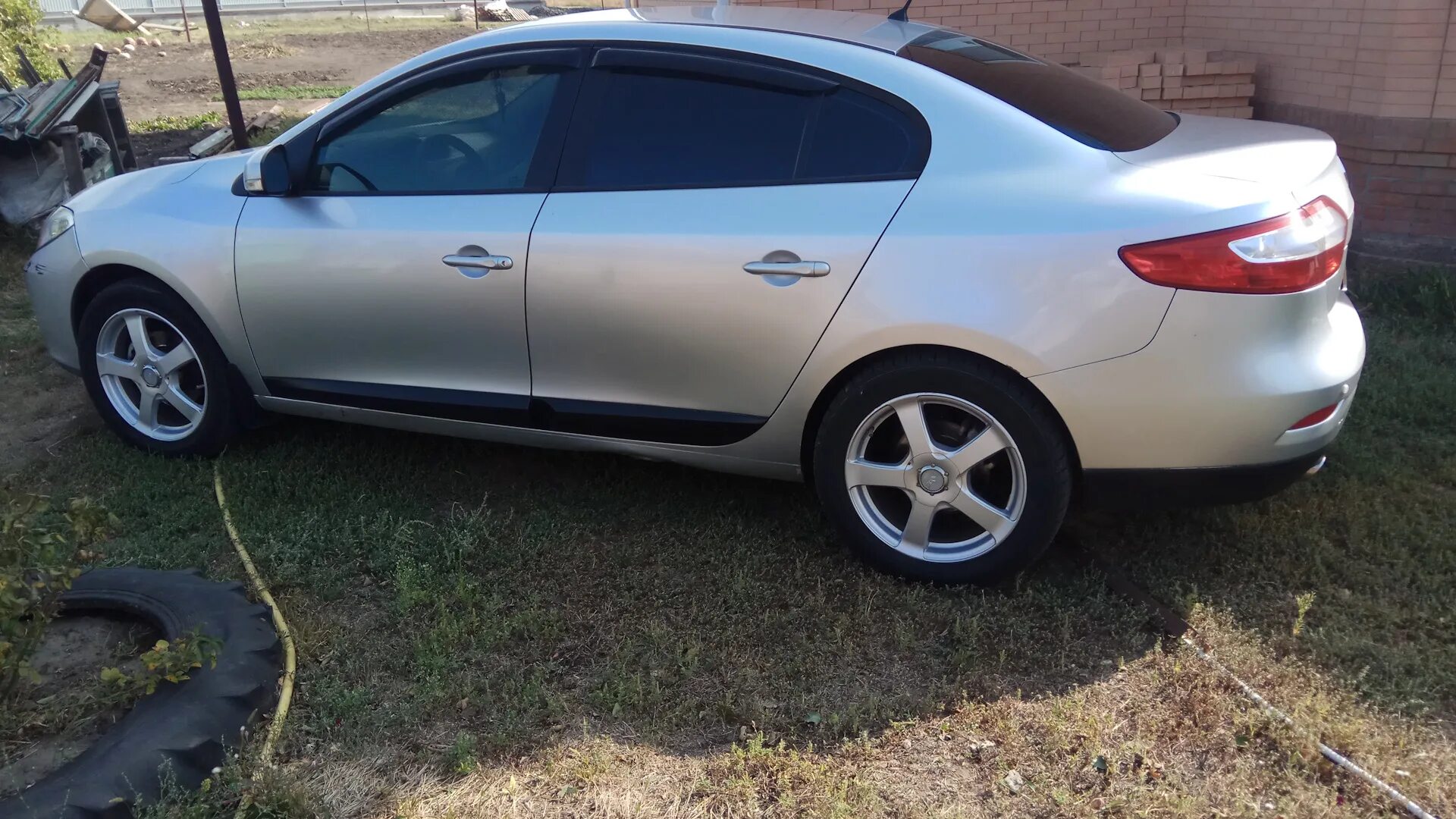 Рено флюенс на 16 дисках фото Renault Fluence 1.6 бензиновый 2010 большой логан на DRIVE2