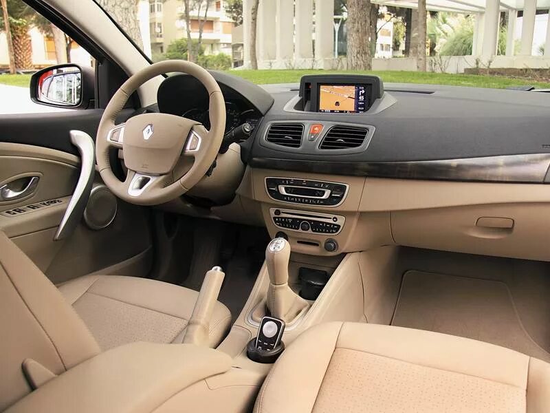 Рено флюенс тюнинг салона Фото Renault Fluence (2010 - 2012) поколение I - Пластиковая отделка салона Flue