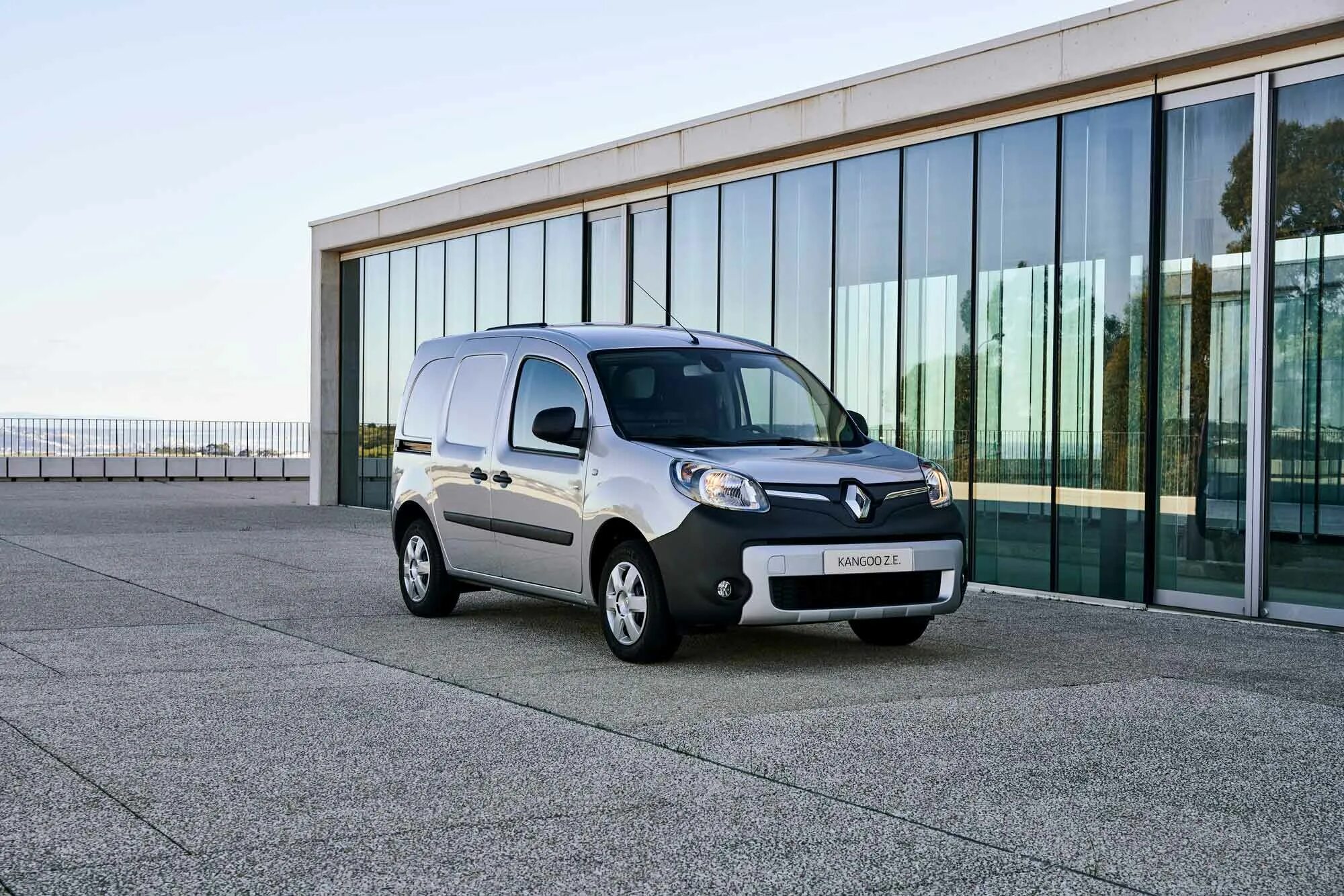 Рено фото цена Renault ZE: the electric car accessible to all - Renault Group