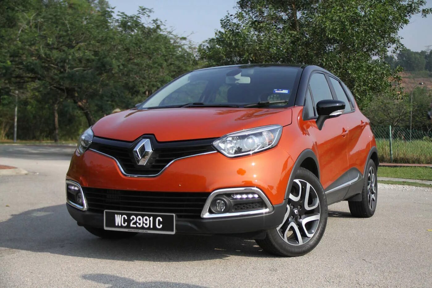 Рено каптур в европе фото Review: Renault Captur TCe 120 all set to capture the middle ground - AutoBuzz.m